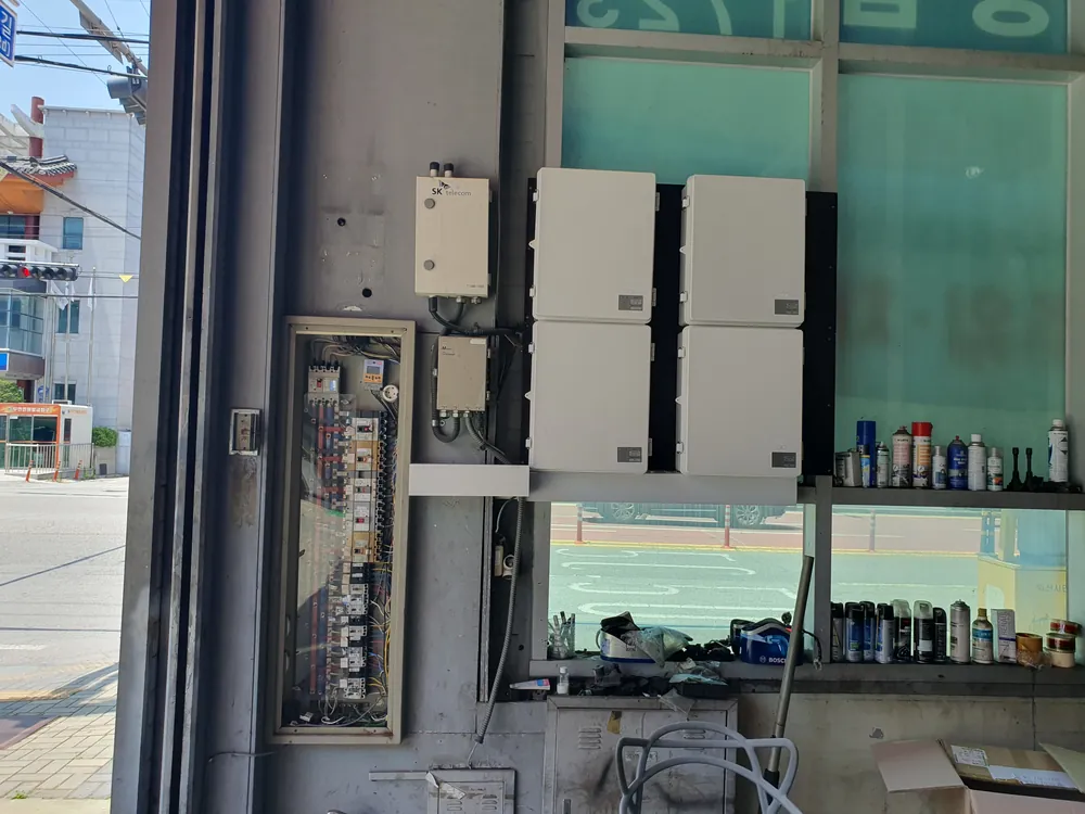 AI-ELEX measurement box installed beside a repair shop distribution panel