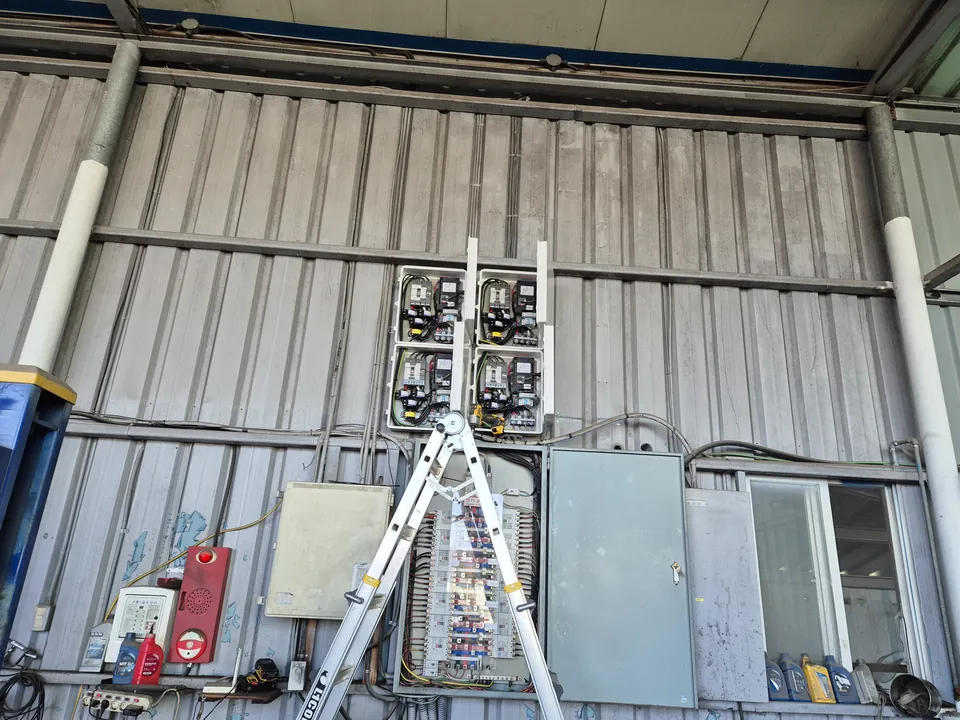 Connecting measurement equipment to a wall-mounted plant distribution panel