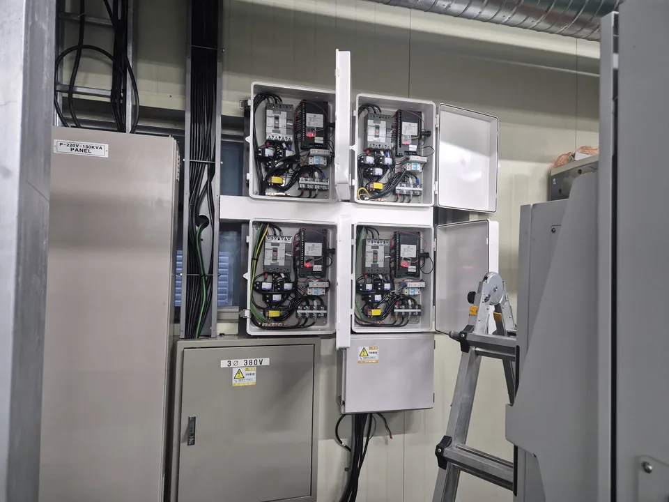 AI-ELEX measurement box installed in an electrical room